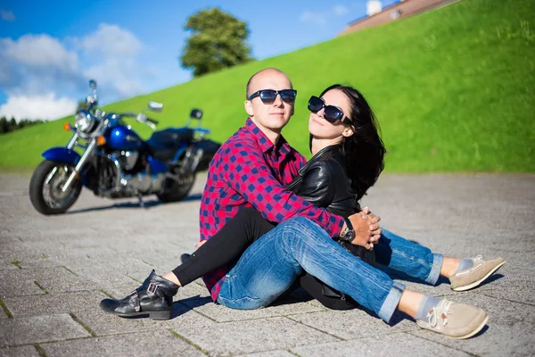 Belle coppie felici che si siedono sulla strada con una moto retrò — Foto Stock