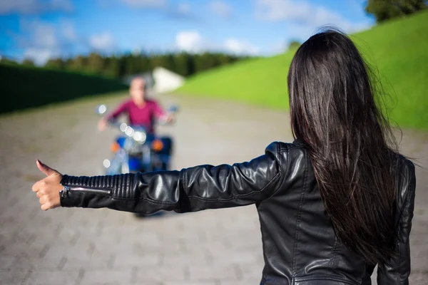 Trampen Konzept - Rückansicht Frau Mann zu trampen, am Motorrad — Stockfoto