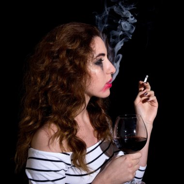 depresyon ve bağımlılık kavramı - üzgün kadın içme kazanmak ağlıyor