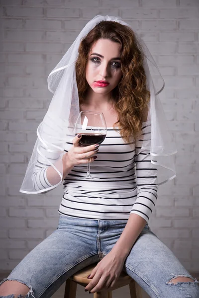 Triest bruid huilen en drinken van wijn — Stockfoto