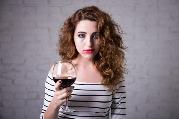 Depressie - portret van triest vrouw huilen en drinken van wijn — Stockfoto