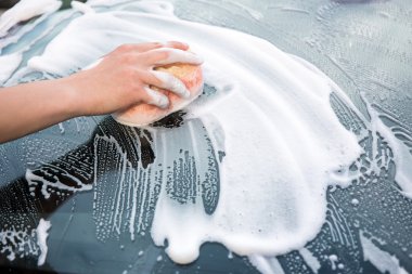 Araba yıkama sünger ile erkek el