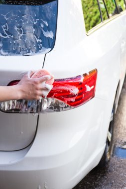 arka ışıklar bir sünger ile araba yıkama el