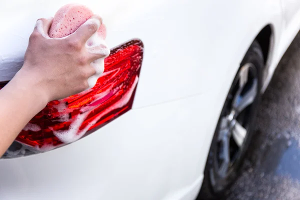 スポンジでの男性の手洗浄車 — ストック写真