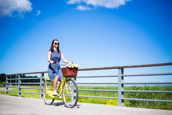 Glückliche unbeschwerte Frau im Kleid Reiten Vintage Fahrrad und blau sk — Stockfoto