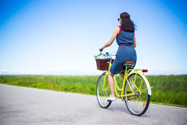 Resa koncept - bakifrån av kvinna ridning vintage cykel med — Stockfoto