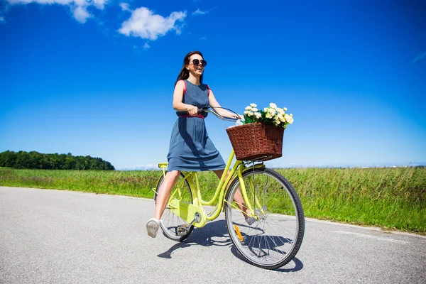 Sommer-Konzept - glücklich lustige junge Frau reitet auf dem Fahrrad mit — Stockfoto