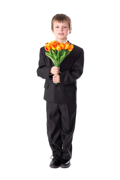 Retrato de longitud completa de niño en traje con flores — Foto de Stock