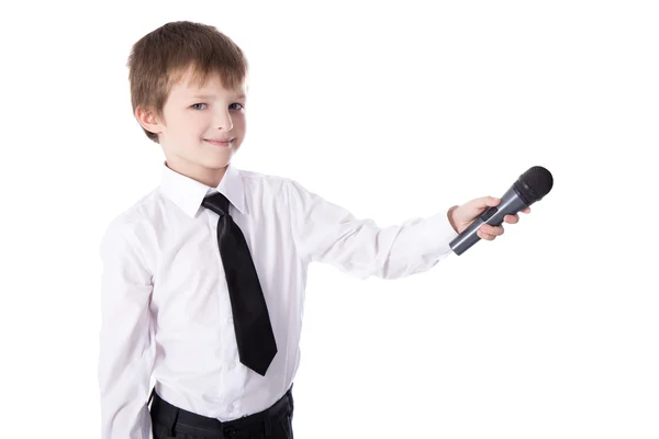 Милый маленький мальчик в деловой костюм с микрофоном принимая интервью — стоковое фото