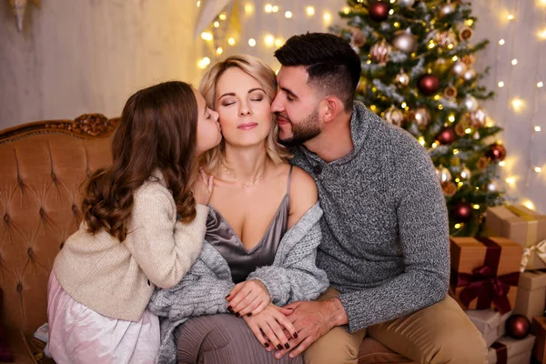 冬の休日 愛と家族の概念 父と娘は装飾されたクリスマスツリーでリビングルームで幸せなお母さんにキス — ストック写真