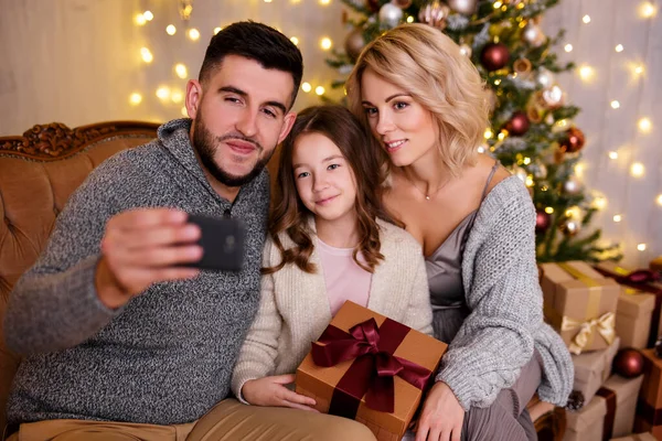 Vintersemester Och Familj Koncept Glad Ung Familj Tar Selfie Foto — Stockfoto