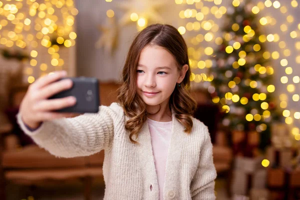 Kerst Nieuwjaar Concept Schattig Klein Meisje Het Nemen Van Selfie — Stockfoto