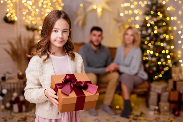 크리스마스와 놀라움의 크리스마스 트리와 조명으로 거실에서 부모를 상자를 귀여운 — 스톡 사진