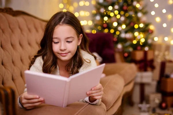 Julkoncept Liten Flicka Liggande Soffa Och Läsa Bok Dekorerat Vardagsrum — Stockfoto