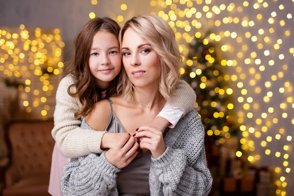 クリスマス 家族のコンセプト クリスマスツリーと休日のライトと装飾されたリビングルームで美しい母親と彼女の娘の肖像画 — ストック写真