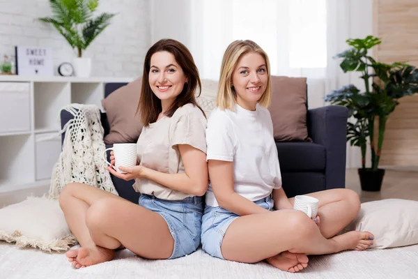 Retrato Duas Mulheres Bonitas Jovens Amigos Bebendo Café Casa — Fotografia de Stock