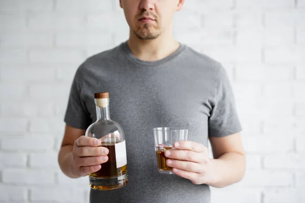 Depression Och Alkoholism Koncept Glas Och Flaska Whisky Manliga Händer — Stockfoto