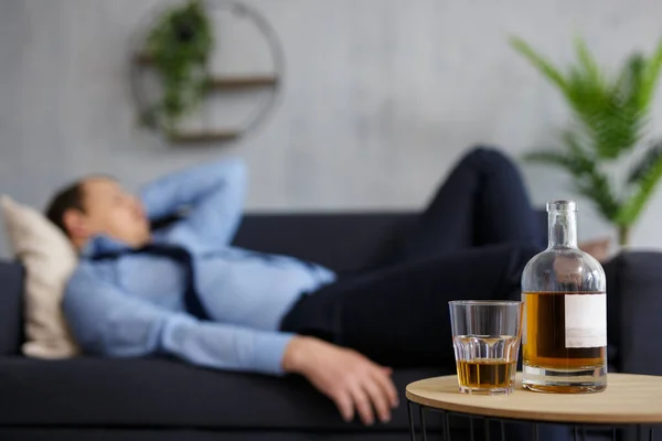 Alcoolisme Stress Concept Entreprise Gros Plan Bouteille Whisky Verre Sur — Photo