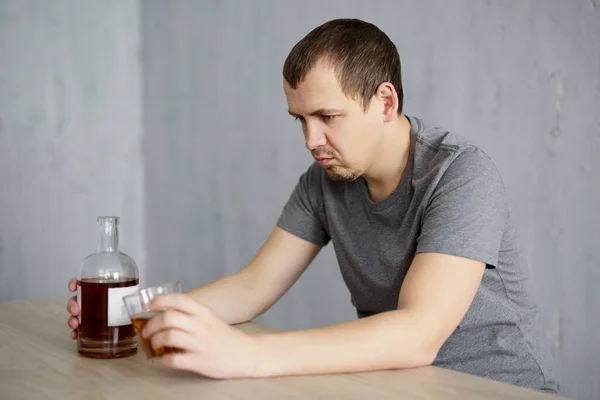 Alcolismo Depressione Concetto Infelice Giovane Seduto Con Bicchiere Bottiglia Whisky — Foto Stock