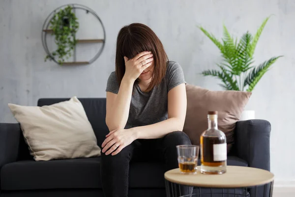 Alkohol Und Depressionskonzept Junge Gestresste Frau Trinkt Alkohol Hause — Stockfoto