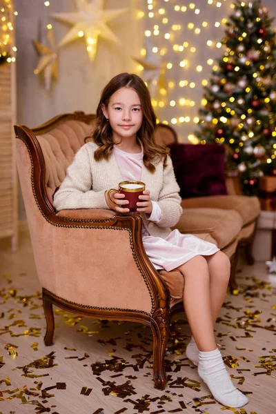 Різдвяно Новорічна Концепція Портрет Милої Маленької Дівчинки Яка Чай Або — стокове фото