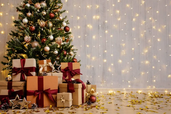 Bel Arbre Noël Décoré Boîtes Cadeaux Avec Espace Copie Sur — Photo