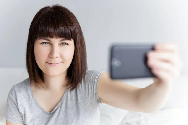 Zbliżenie Portret Szczęśliwy Młoda Kobieta Robi Selfie Zdjęcie Smartfonem — Zdjęcie stockowe