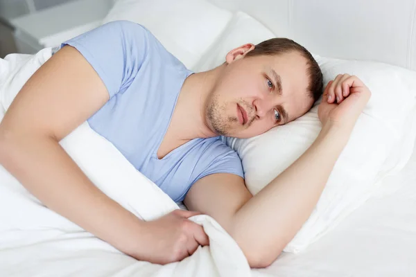 Sömnlöshet Koncept Porträtt Trött Man Liggande Sängen Hemma — Stockfoto