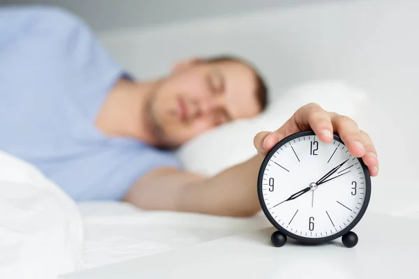 Buen Concepto Mañana Primer Plano Del Hombre Somnoliento Apagar Despertador — Foto de Stock