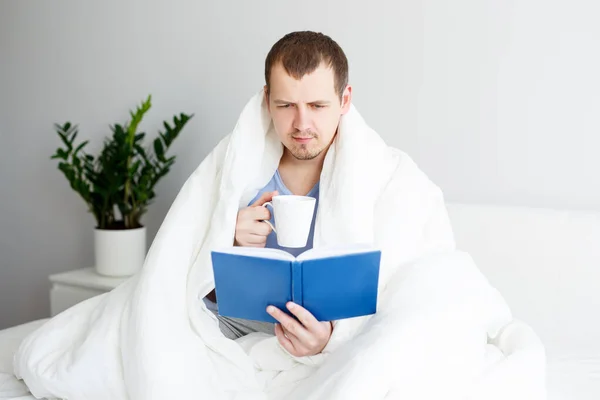 Bom Dia Conceito Homem Bonito Feliz Sentado Cama Envolto Cobertor — Fotografia de Stock