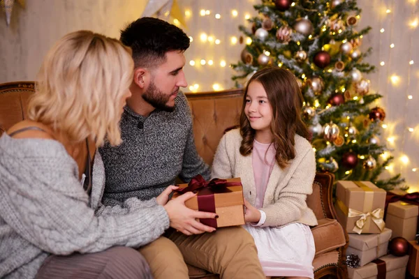 Jul Och Familj Koncept Föräldrar Ger Present Till Sin Dotter — Stockfoto