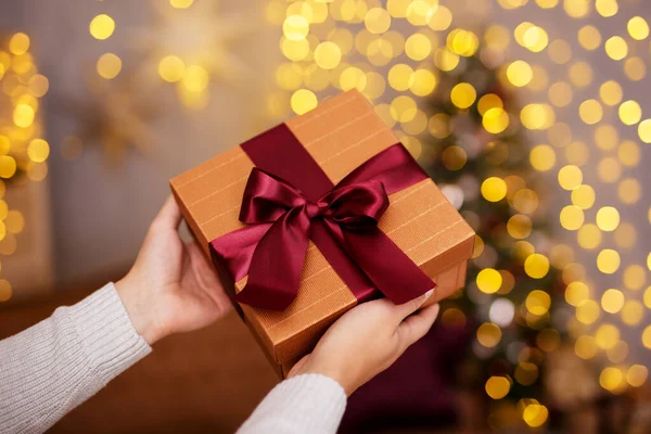 Conceito Natal Ano Novo Close Presente Natal Mãos Masculinas Sobre — Fotografia de Stock