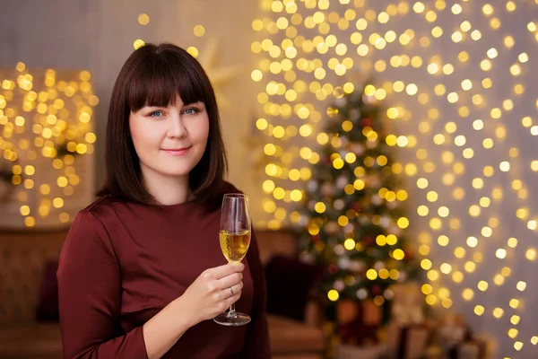 Concepto Vacaciones Invierno Retrato Joven Hermosa Mujer Bebiendo Champán Sala — Foto de Stock