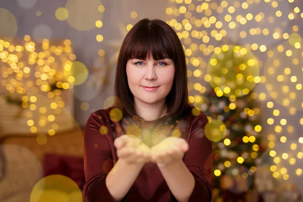 Різдво Щастя Магічна Концепція Портрет Красивої Жінки Дме Долонь Пил — стокове фото