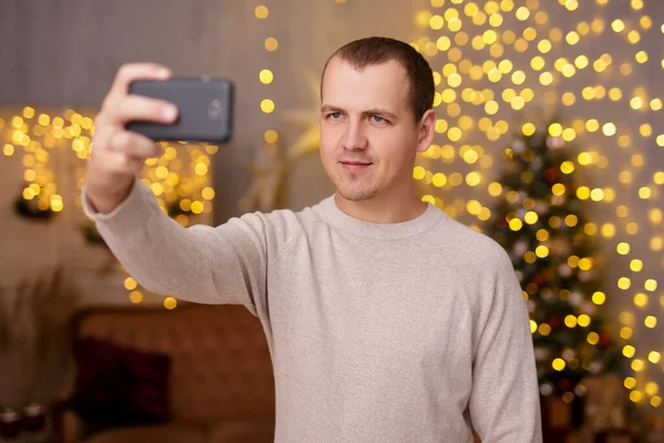 Jonge Knappe Man Het Nemen Van Selfie Foto Met Smartphone — Stockfoto