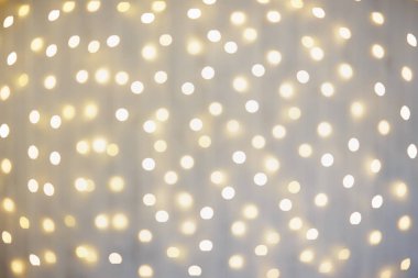 Noel arkaplanı - Bokeh efektli neşeli çelenk ışıkları