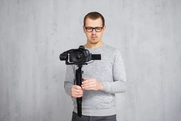 Profesionální Kameraman Natáčení Videa Dslr Kamerou Osý Gimbal Přes Šedé — Stock fotografie