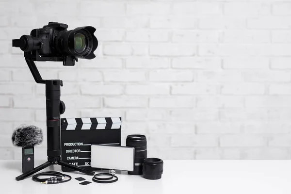 Concept Vidéographie Caméra Dslr Moderne Sur Stabilisateur Cardan Axes Lentilles — Photo