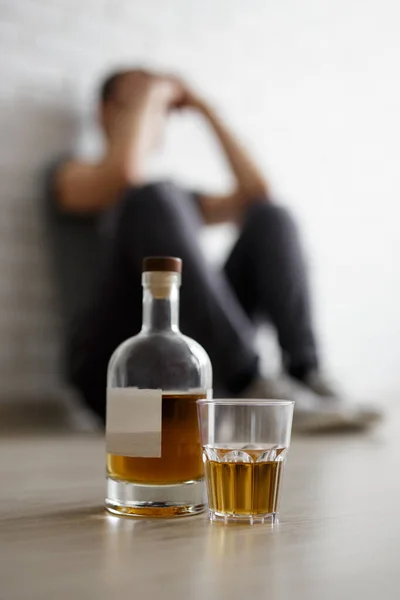 Koncepcja Problemu Społecznego Zbliżenie Butelki Whisky Szkła Oraz Młodego Człowieka — Zdjęcie stockowe