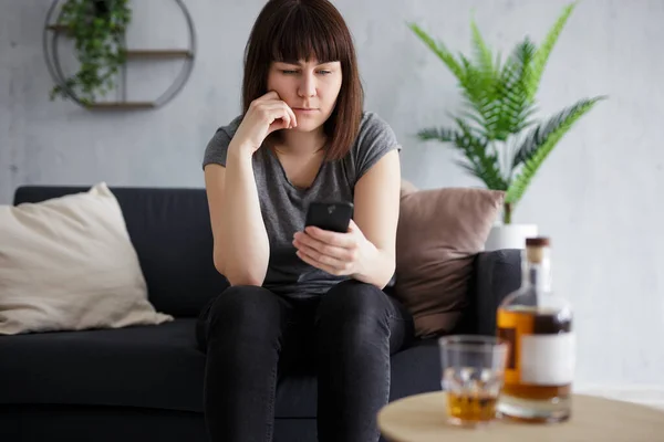 Koncepcja Alkoholizmu Depresji Smutna Młoda Kobieta Pijąca Alkohol Używająca Smartfona — Zdjęcie stockowe
