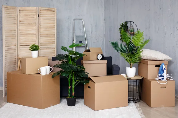 Moving Day Concept Καφέ Χάρτινα Κουτιά Αντικείμενα Στοιβαγμένα Νέο Σπίτι — Φωτογραφία Αρχείου