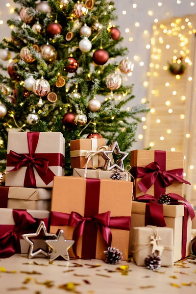 Fondo Navidad Año Nuevo Árbol Navidad Regalos Con Cintas Rojas —  Fotos de Stock