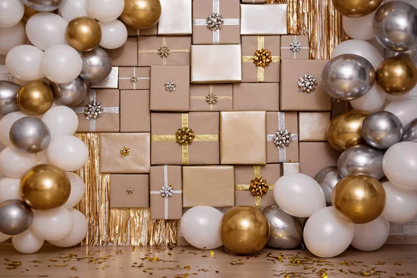 Noel, yeni yıl veya doğum günü arkaplanı - hediye kutuları ve renkli hava balonları ile dekore edilmiş duvar