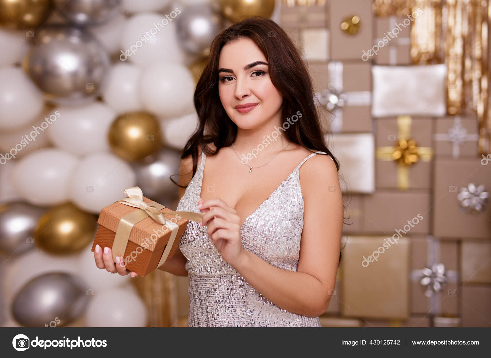 Conceito Aniversário Natal Ano Novo Jovem Mulher Bonita Prata Vestido fotos, imagens de © Di-Studio #430125742 Conceito Aniversário Natal Ano Novo Jovem Mulher Bonita Prata Vestido fotos, imagens de © Di-Studio #430125742