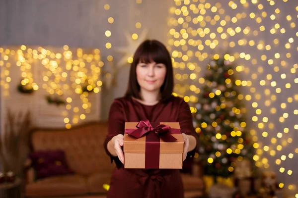 Retrato Jovem Bela Mulher Dando Presente Natal Sala Estar Decorada — Fotografia de Stock