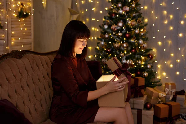 Різдвяна Магічна Концепція Молода Жінка Відкриває Чарівну Подарункову Коробку Декорованій — стокове фото
