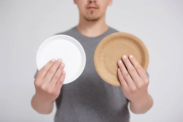 Plastic Paper Young Man Choosing Plastic Plate Eco Friendly Paper — Stock Photo, Image
