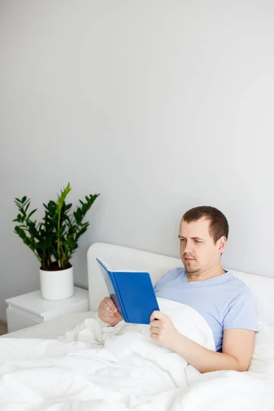 Homem Bonito Feliz Deitado Cama Livro Leitura Espaço Cópia Sobre — Fotografia de Stock