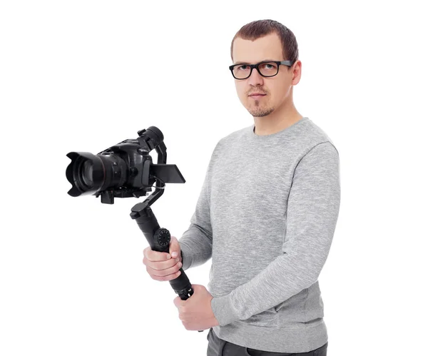 ホワイト バックグラウンドで分離されたジンバル スタビライザーを使ったプロのビデオカメラマンのポートレート — ストック写真