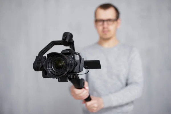 Nahaufnahme Einer Modernen Dslr Kamera Auf Achsen Gimbal Stabilisator Den — Stockfoto